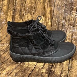 Sorel Out N About Waterproof Ankle Duck Boot Blue/Black Plaid  Women's Size 6.5